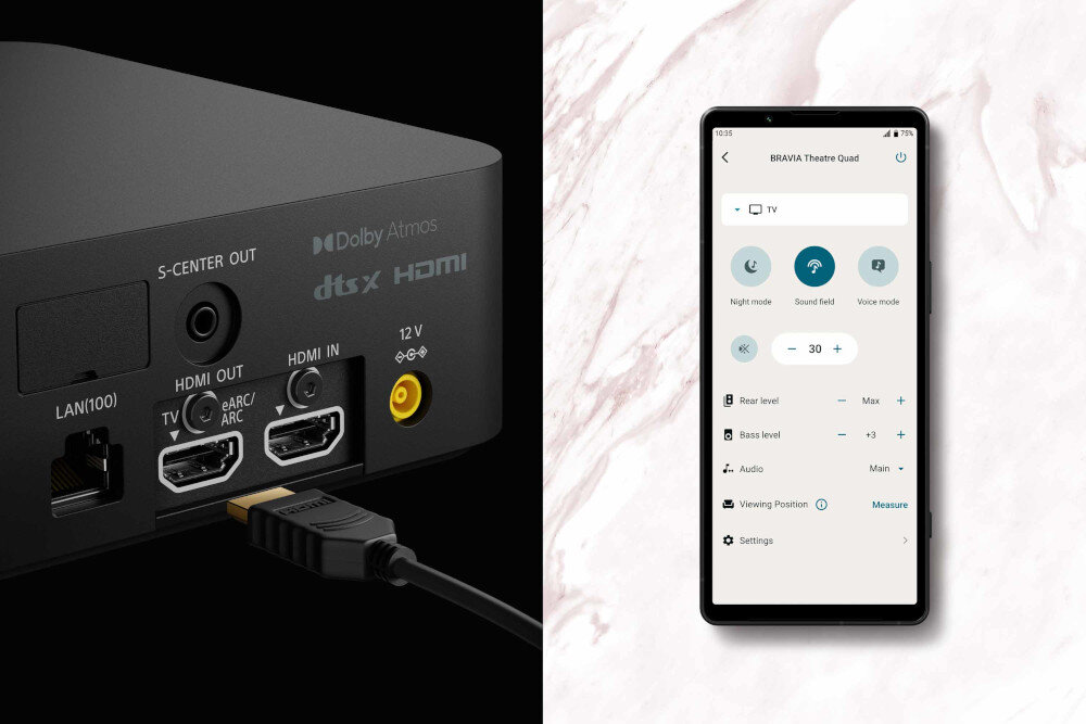 Po lewej stronie widoczny jest czarny panel z portami HDMI, LAN i złączem 12 V, oznaczony logotypami Dolby Atmos, dtsX i HDMI. Po prawej stronie znajduje się ekran smartfona z aplikacją BRAVIA Theatre Quad, pokazującą opcje takie jak Night mode, Sound field i Voice mode.