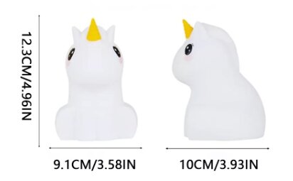 Obraz przedstawia silikonową lampkę nocną w kształcie jednorożca z żółtym rogiem. Wymiary lampki to 12.3CM/4.96IN wysokości, 9.1CM/3.58IN szerokości i 10CM/3.93IN głębokości.