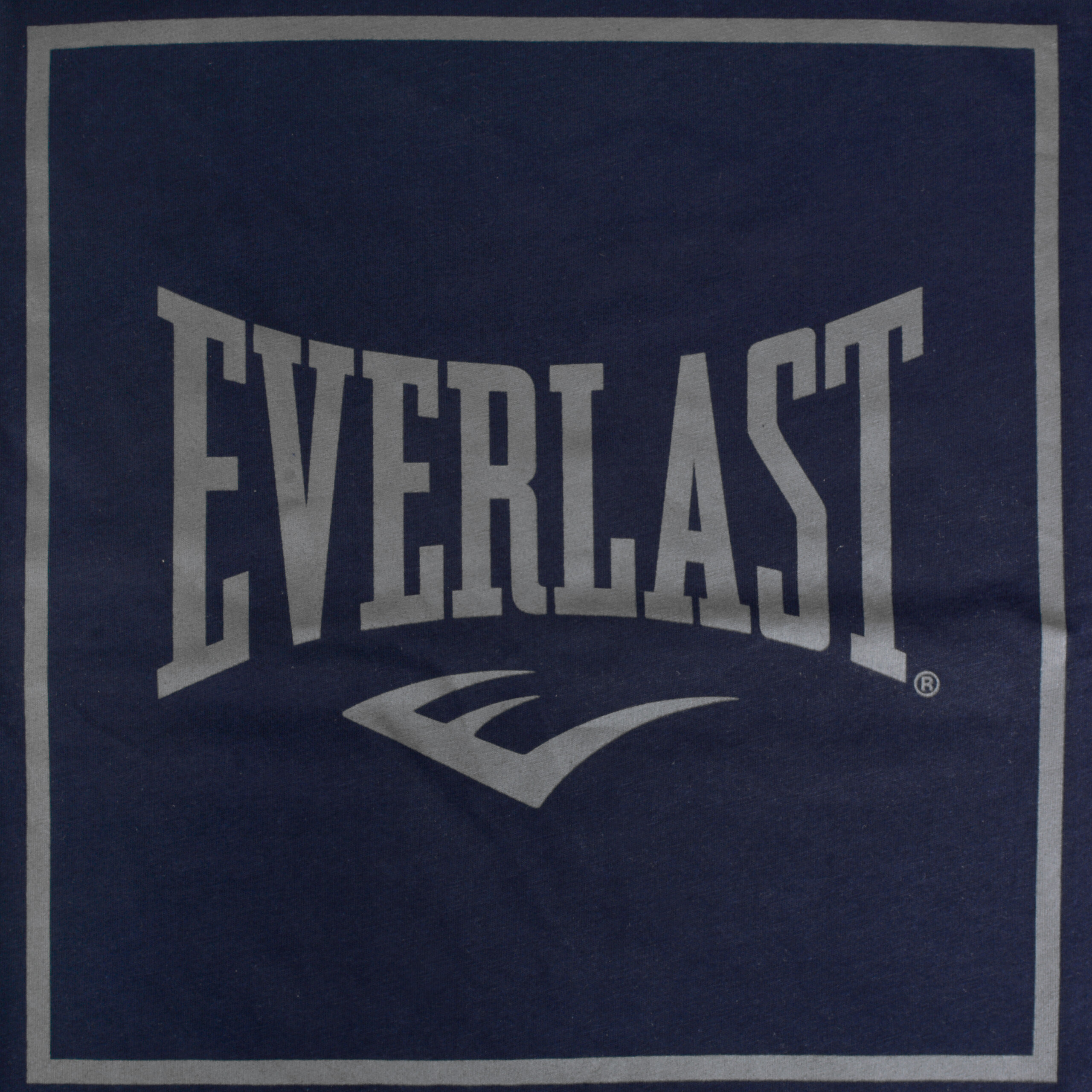 Granatowa koszulka z dużym, białym napisem \'EVERLAST\' na środku, otoczona prostokątną ramką.