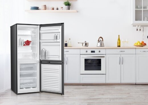 Lodówka MPM-215-KB-39/E z otwartymi drzwiami w kuchni.