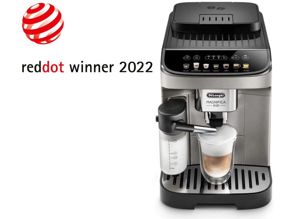 Ekspres do kawy w kolorze tytanowym z logo DeLonghi Magnifica Evo, z przodu widoczny pojemnik na mleko i filiżanka z kawą. Obok ekspresu znajduje się napis \'reddot winner 2022\'.