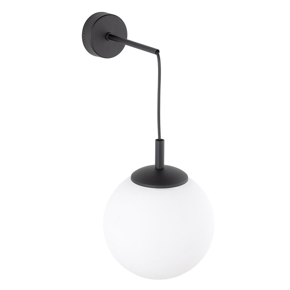 Na obrazie widoczny jest kinkiet ścienny z białą, kulistą lampą i czarnym metalowym uchwytem. Kinkiet ma nowoczesny design i jest przeznaczony do montażu na ścianie.