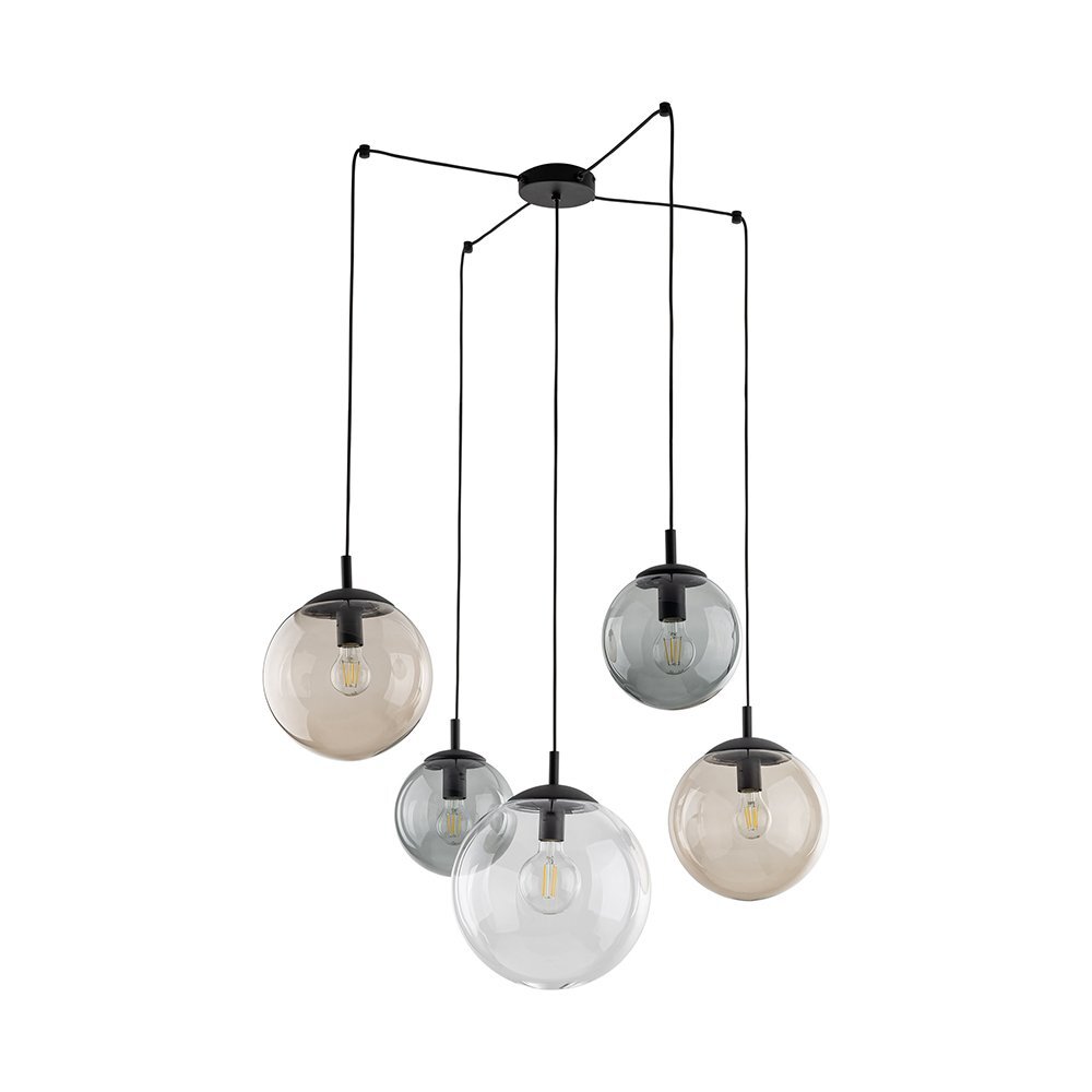 Lampa wisząca z pięcioma szklanymi kloszami w różnych kolorach, zawieszona na czarnych przewodach. Klosze mają kształt kul i są przezroczyste, a w środku widoczne są żarówki.