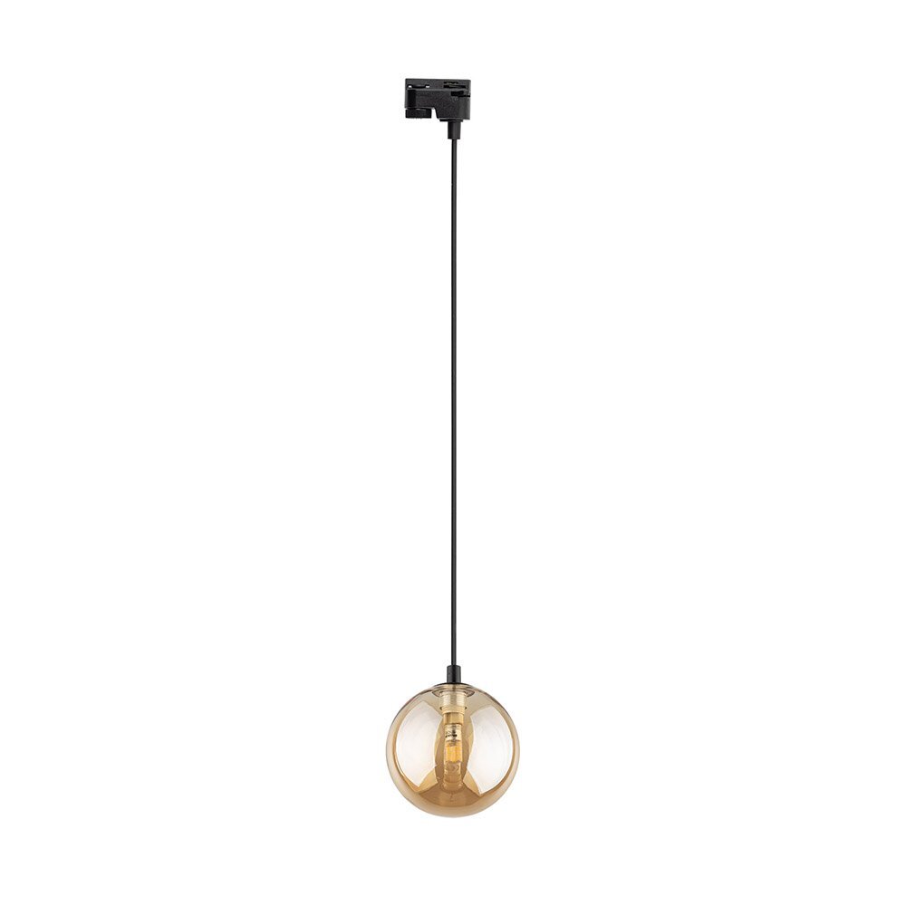 Czarna lampa wisząca z bursztynowym, szklanym kloszem w kształcie kuli, zawieszona na cienkim przewodzie. Element mocujący do sufitu jest prostokątny i czarny.