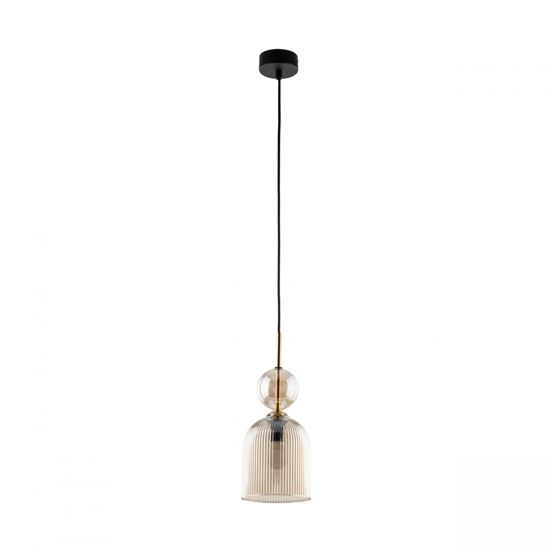 Lampa wisząca z czarną oprawą i bursztynowym kloszem, zawieszona na długim przewodzie. Klosz ma kształt kopuły z przezroczystego szkła z pionowymi żłobieniami.
