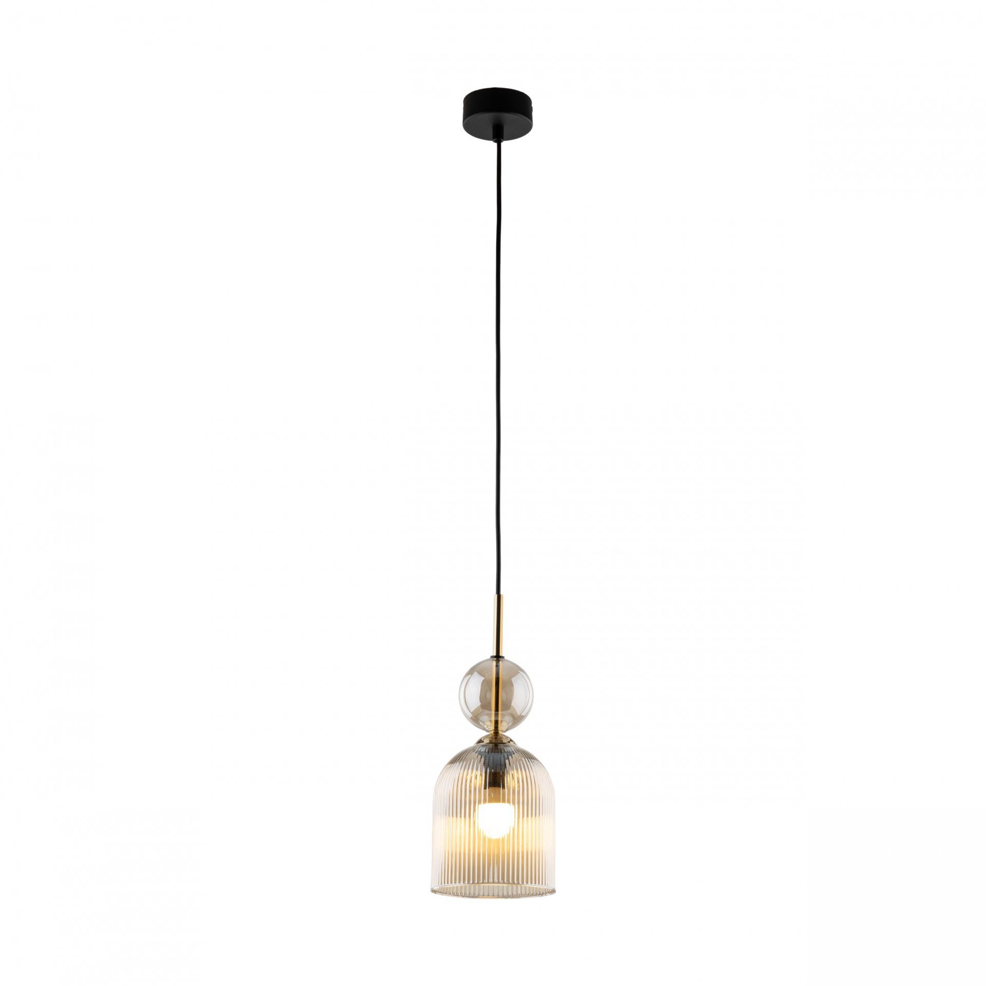 Lampa wisząca z czarną oprawą i bursztynowym kloszem, zawieszona na cienkim przewodzie. Klosz ma kształt kopuły z przezroczystego szkła, a wewnątrz znajduje się żarówka.