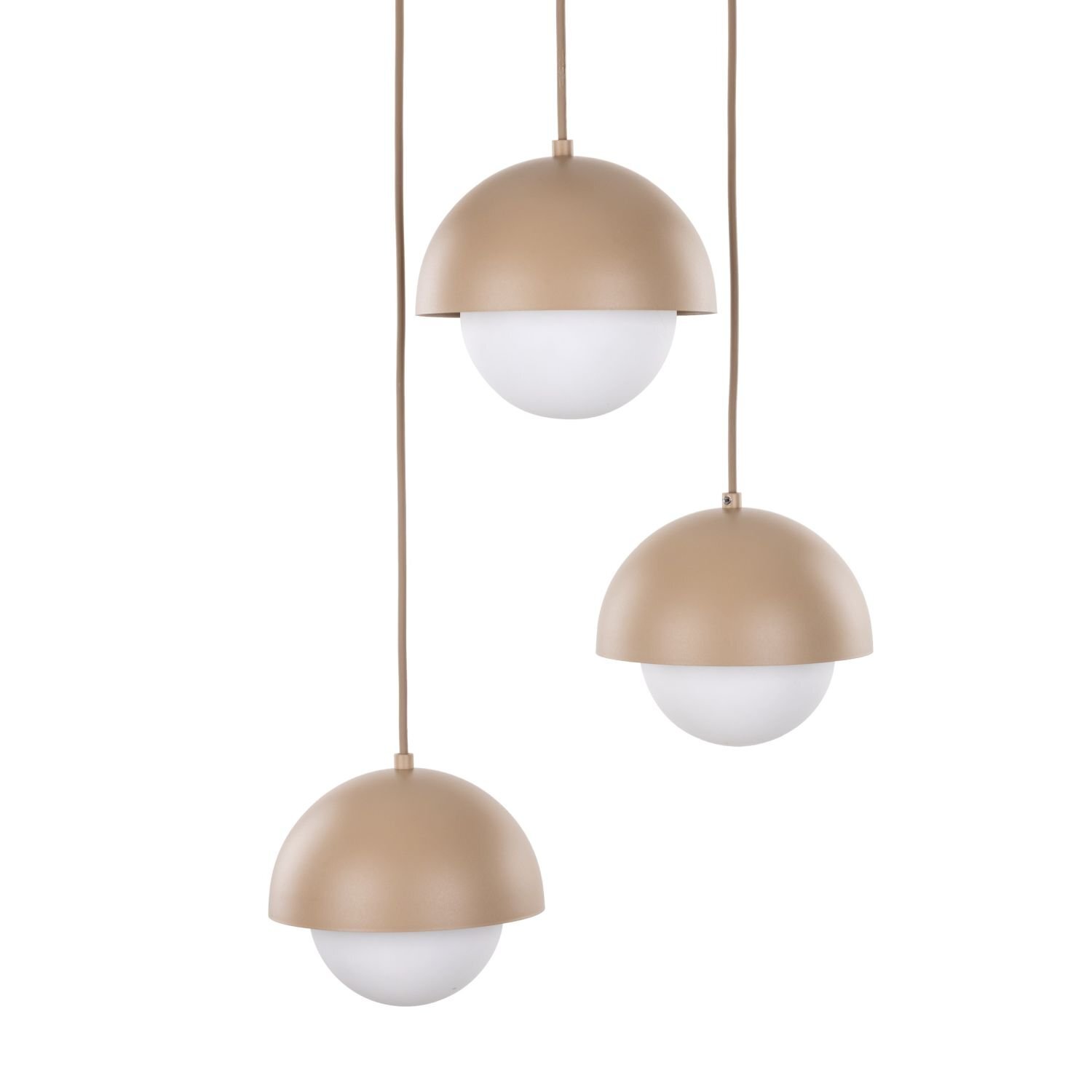 Trzy wiszące lampy z półkulistymi kloszami w kolorze beżowym i białym. Lampy są zawieszone na przewodach, tworząc nowoczesny design.