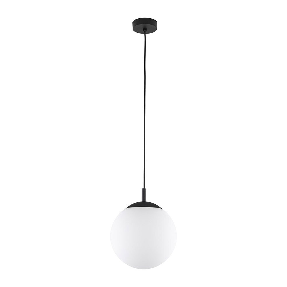 Lampa wisząca z białym, kulistym kloszem i czarnym przewodem. Element mocujący do sufitu jest również czarny.