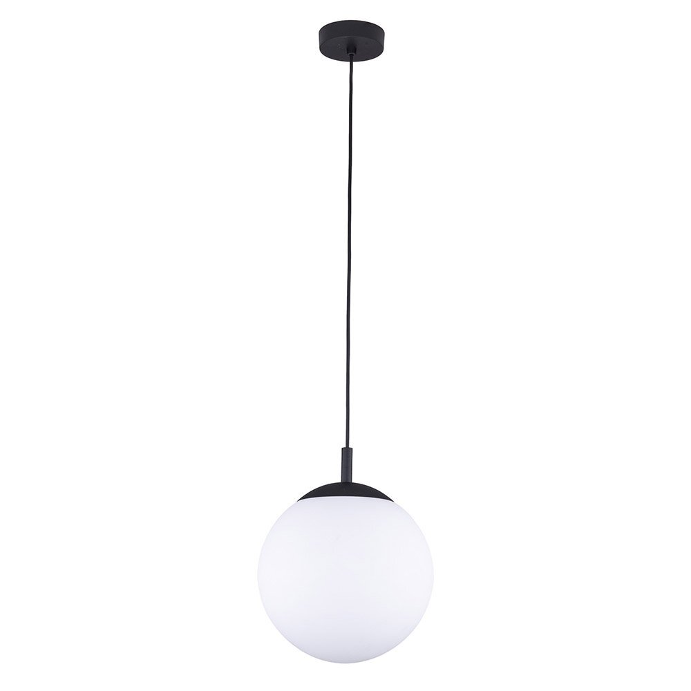 Na obrazie widoczna jest wisząca lampa z białym, kulistym kloszem i czarnym zawieszeniem. Lampa ma prosty, nowoczesny design.