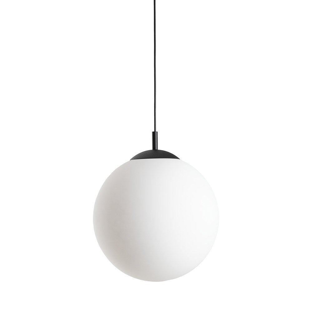 Na obrazie widoczna jest biała, kulista lampa wisząca z czarnym mocowaniem i przewodem. Lampa ma nowoczesny design i jest wykonana z metalu.
