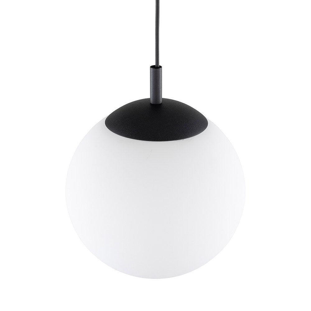 Na obrazie widoczna jest biała, kulista lampa wisząca z czarnym mocowaniem i przewodem. Lampa ma nowoczesny design i jest wykonana z metalu.