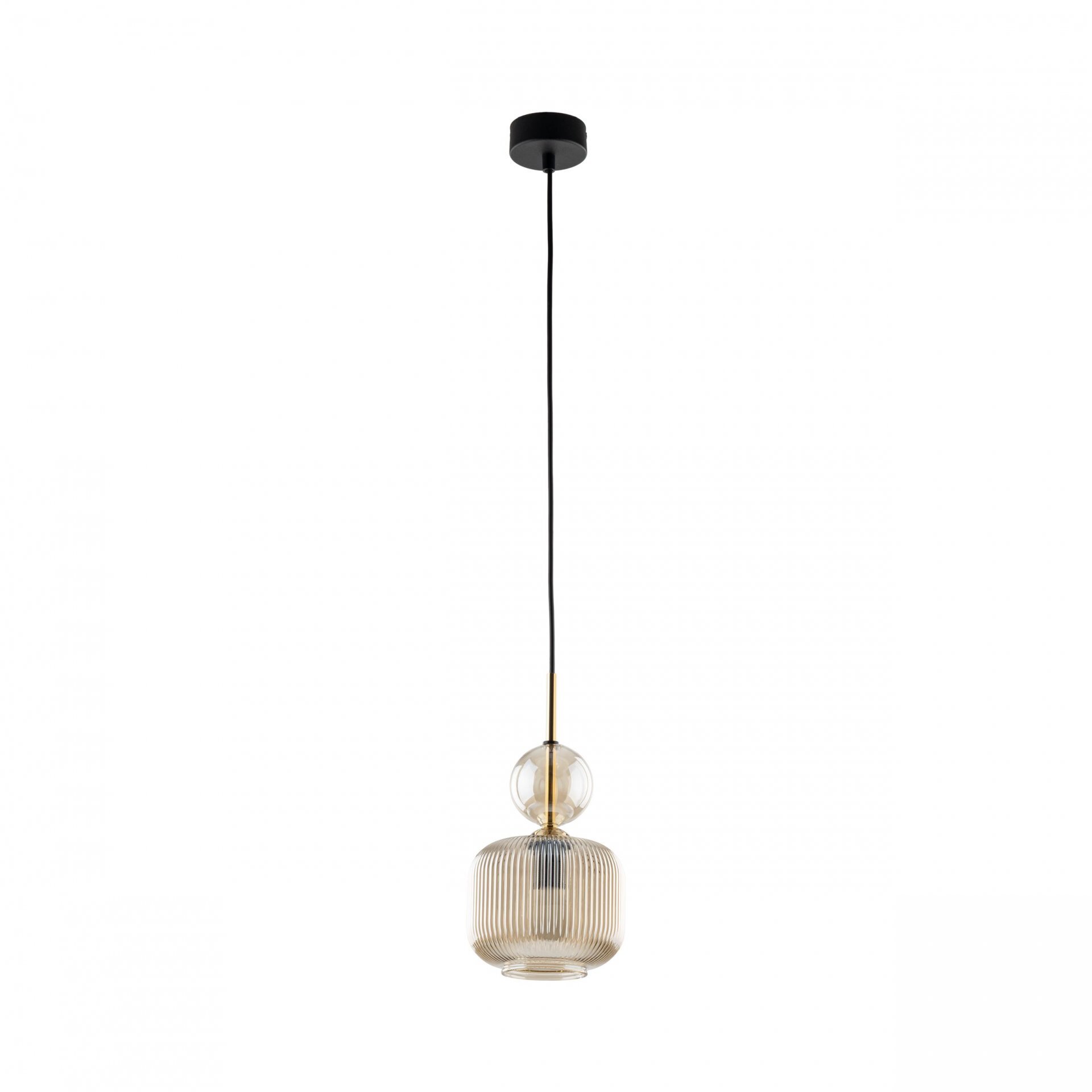 Lampa wisząca z bursztynowym kloszem i czarnym przewodem, zakończona czarną podsufitką. Klosz ma żebrowaną strukturę i kulisty element dekoracyjny nad nim.