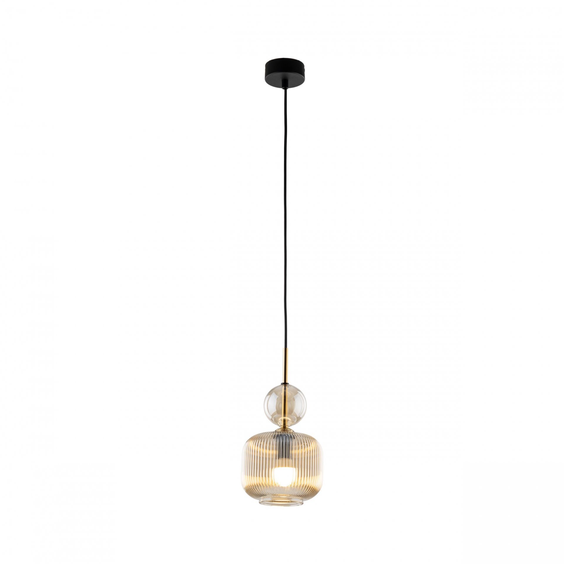 Lampa wisząca z bursztynowym kloszem i czarnym przewodem. Klosz ma kształt kulisty z żłobieniami, a lampa jest zawieszona na regulowanej wysokości.