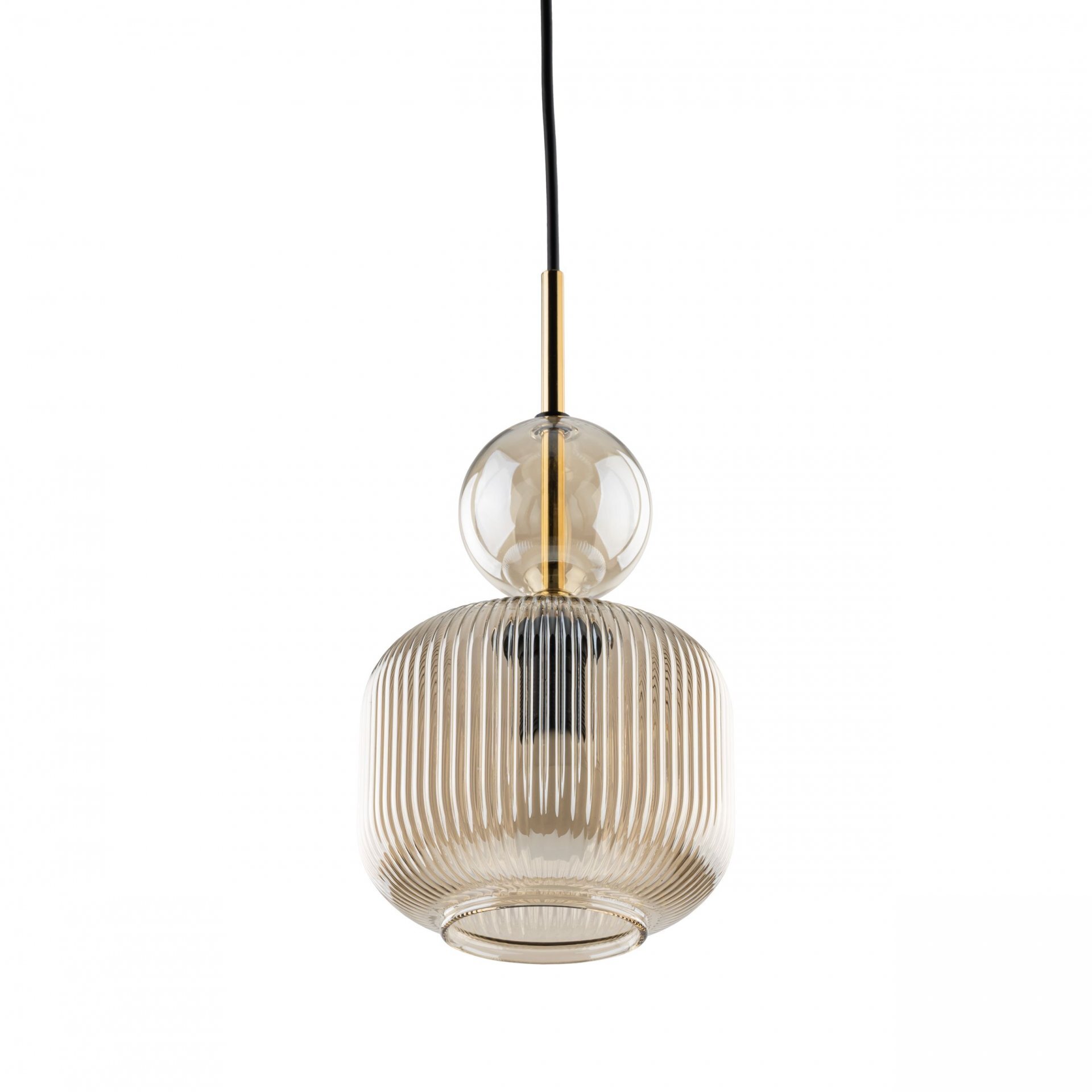 Lampa wisząca z bursztynowym kloszem o żebrowanej strukturze i czarnym przewodem. Elementy metalowe mają złoty kolor, a całość ma elegancki, nowoczesny wygląd.