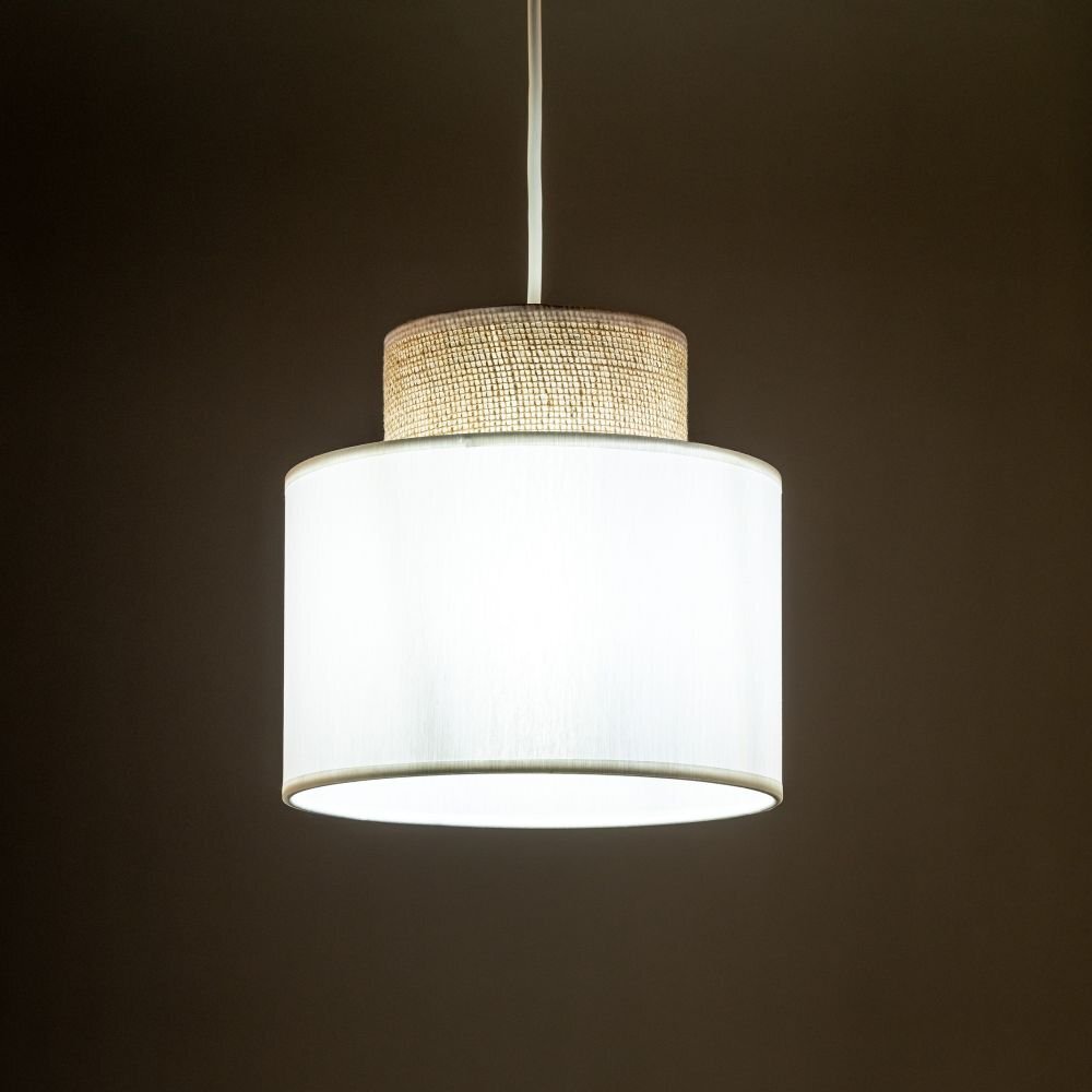 Na obrazie widoczna jest lampa wisząca z białym kloszem i elementem z juty na górze. Lampa jest zawieszona na białym przewodzie, a tło jest ciemne.