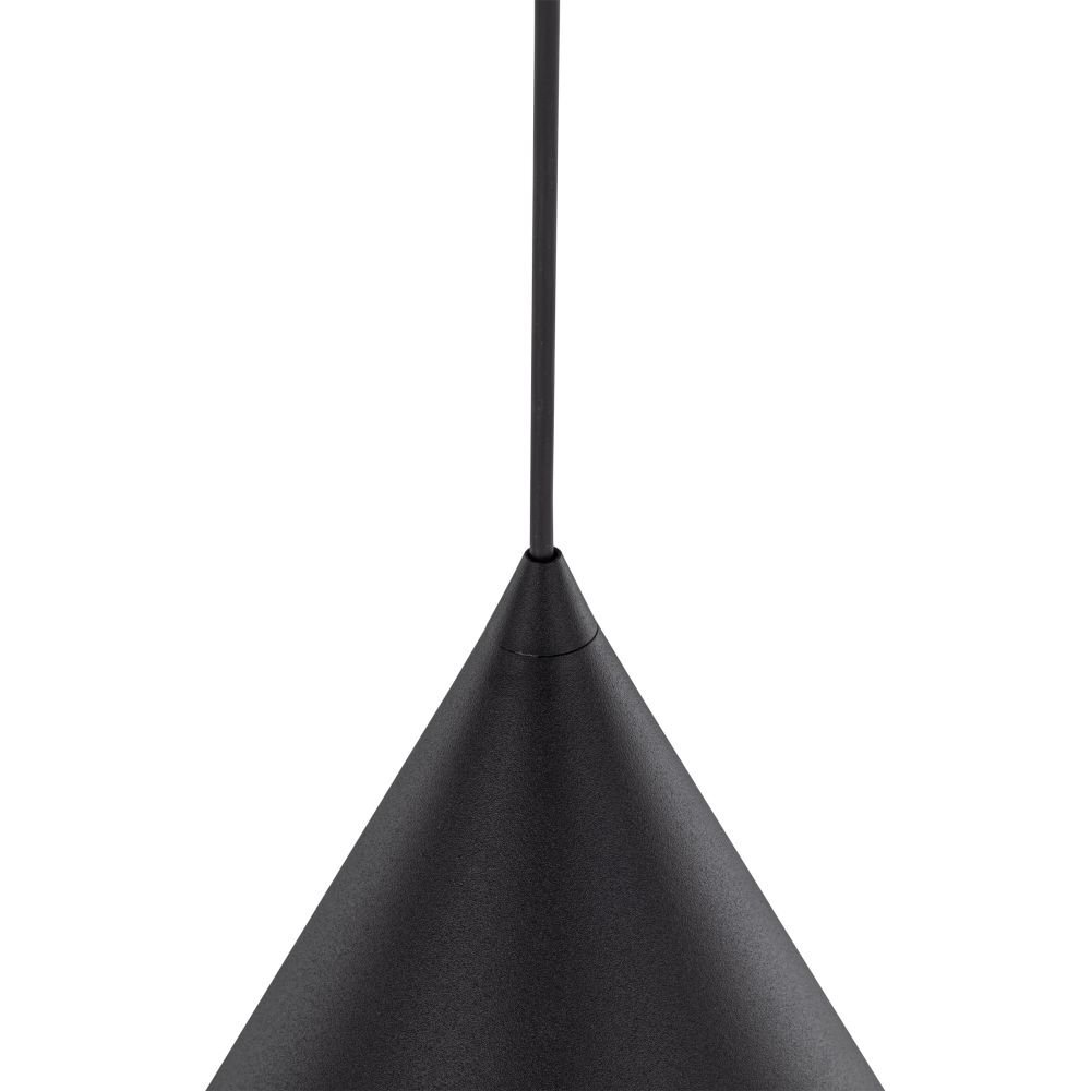 Czarna, metalowa lampa wisząca o stożkowym kształcie klosza. Lampa posiada regulowaną wysokość i jest zawieszona na cienkim przewodzie.