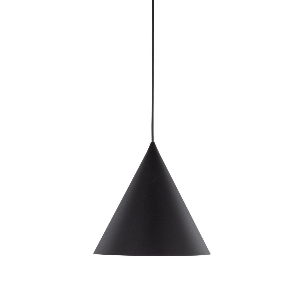 Czarna, stożkowa lampa wisząca z metalowym kloszem i cienkim przewodem. Lampa ma prosty, nowoczesny design.