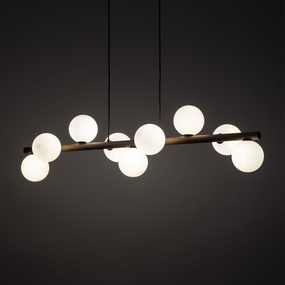 Lampa wisząca z drewnianym elementem, na którym zamocowane są kuliste, białe klosze. Lampa ma dziewięć źródeł światła i jest zawieszona na ciemnym tle.