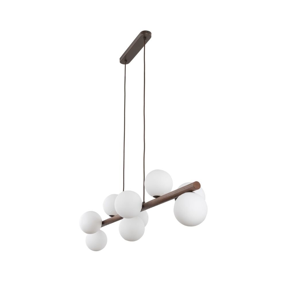 Lampa wisząca z drewnianym elementem w kolorze orzecha, wyposażona w dziewięć białych, kulistych kloszy. Lampa jest zawieszona na dwóch czarnych przewodach, umożliwiających regulację wysokości.