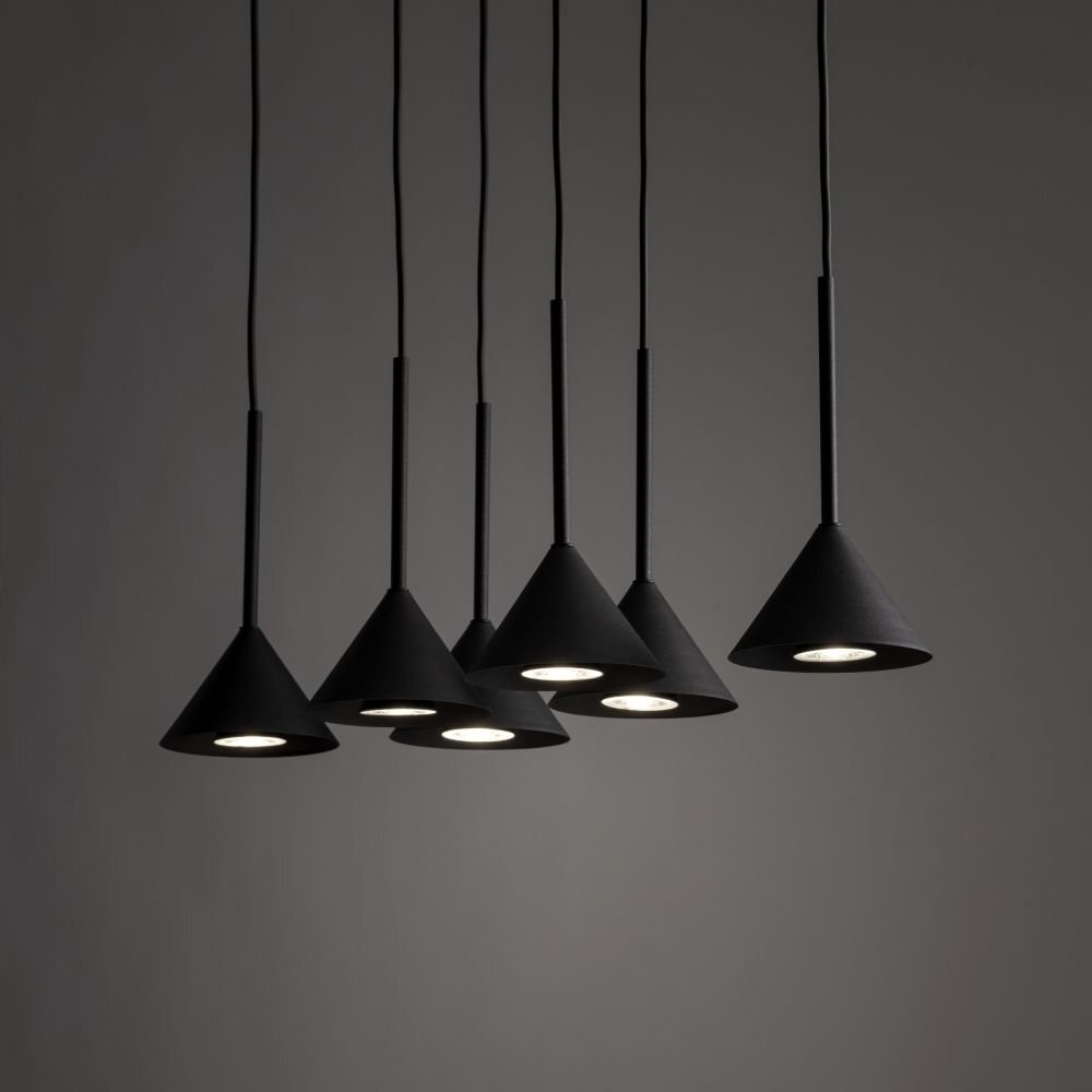 Na obrazie widoczna jest nowoczesna lampa wisząca z sześcioma czarnymi, stożkowymi kloszami. Każdy klosz jest podwieszony na cienkim przewodzie, a wnętrze kloszy jest oświetlone.