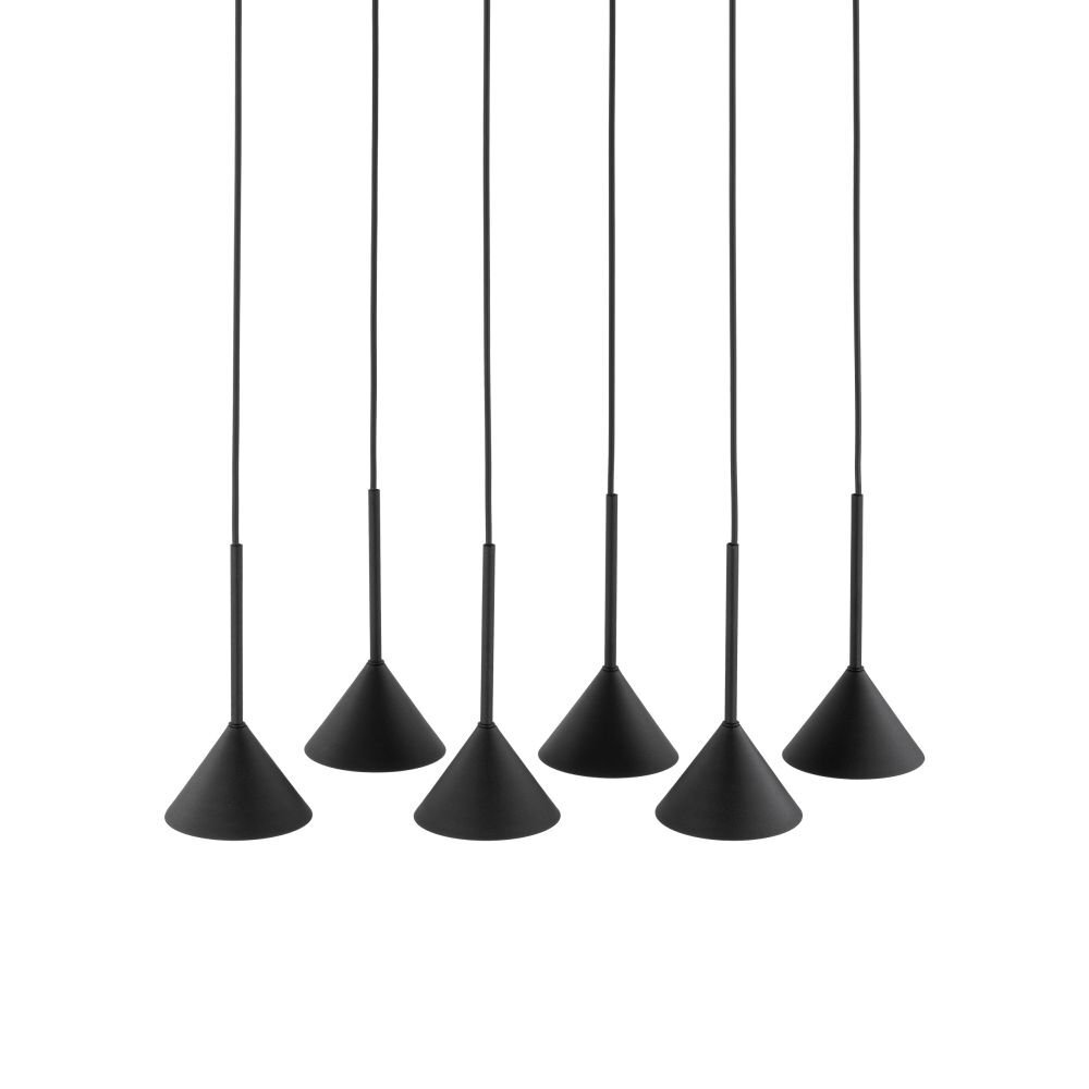 Na obrazie widoczna jest czarna lampa wisząca z sześcioma stożkowymi kloszami, zawieszonymi na cienkich przewodach. Klosze są wykonane z metalu i mają nowoczesny design.