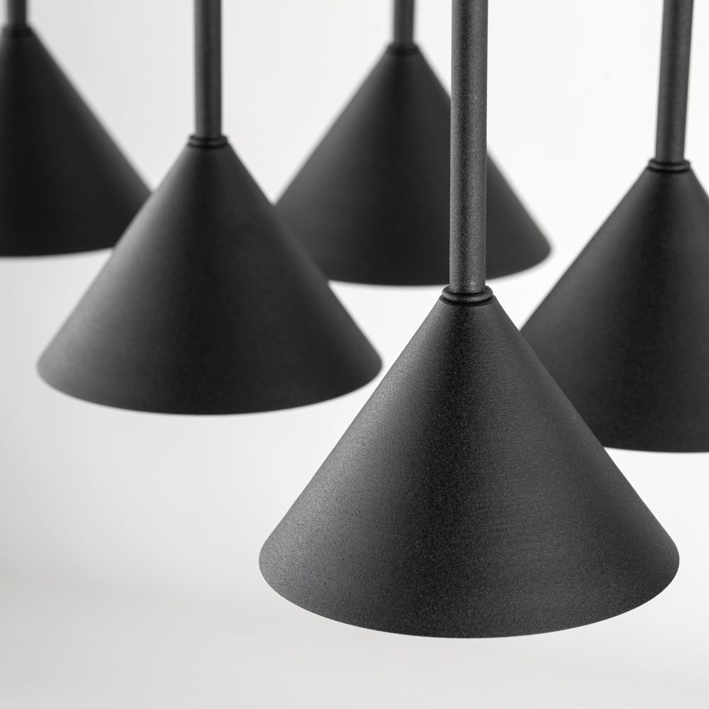 Zdjęcie przedstawia kilka czarnych, stożkowych kloszy lamp wiszących wykonanych z metalu. Klosze mają matowe wykończenie i są zawieszone na cienkich prętach.