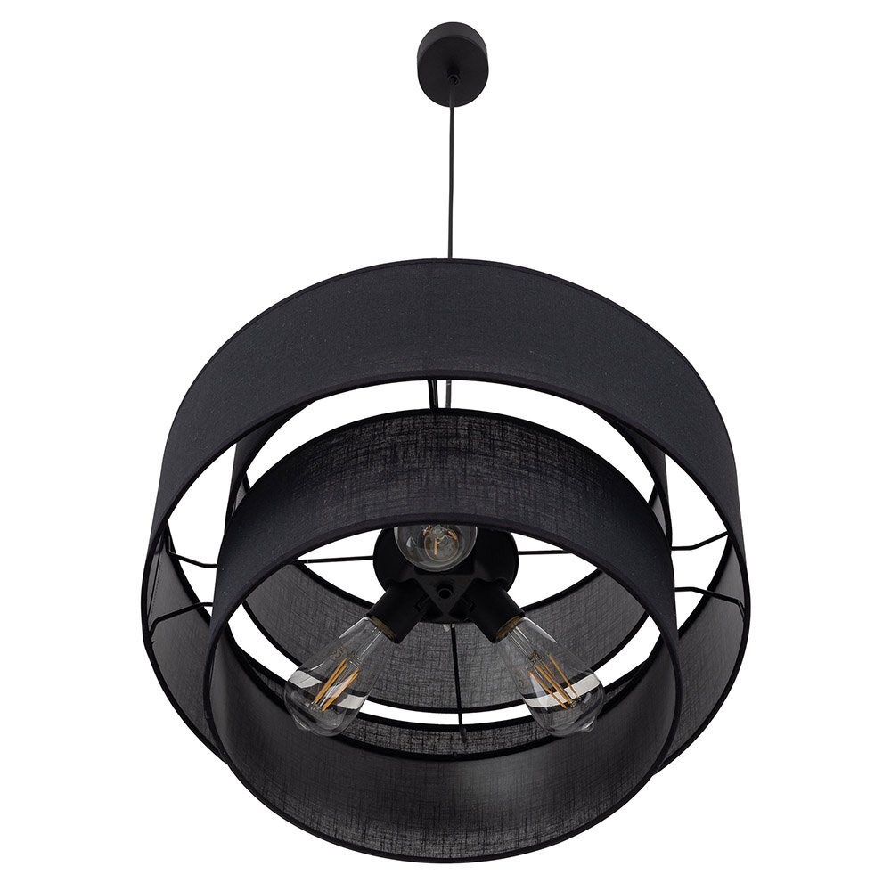 Czarna lampa wisząca z trzema żarówkami LED, umieszczona w cylindrycznym kloszu z materiału. Konstrukcja lampy umożliwia regulację wysokości zawieszenia.