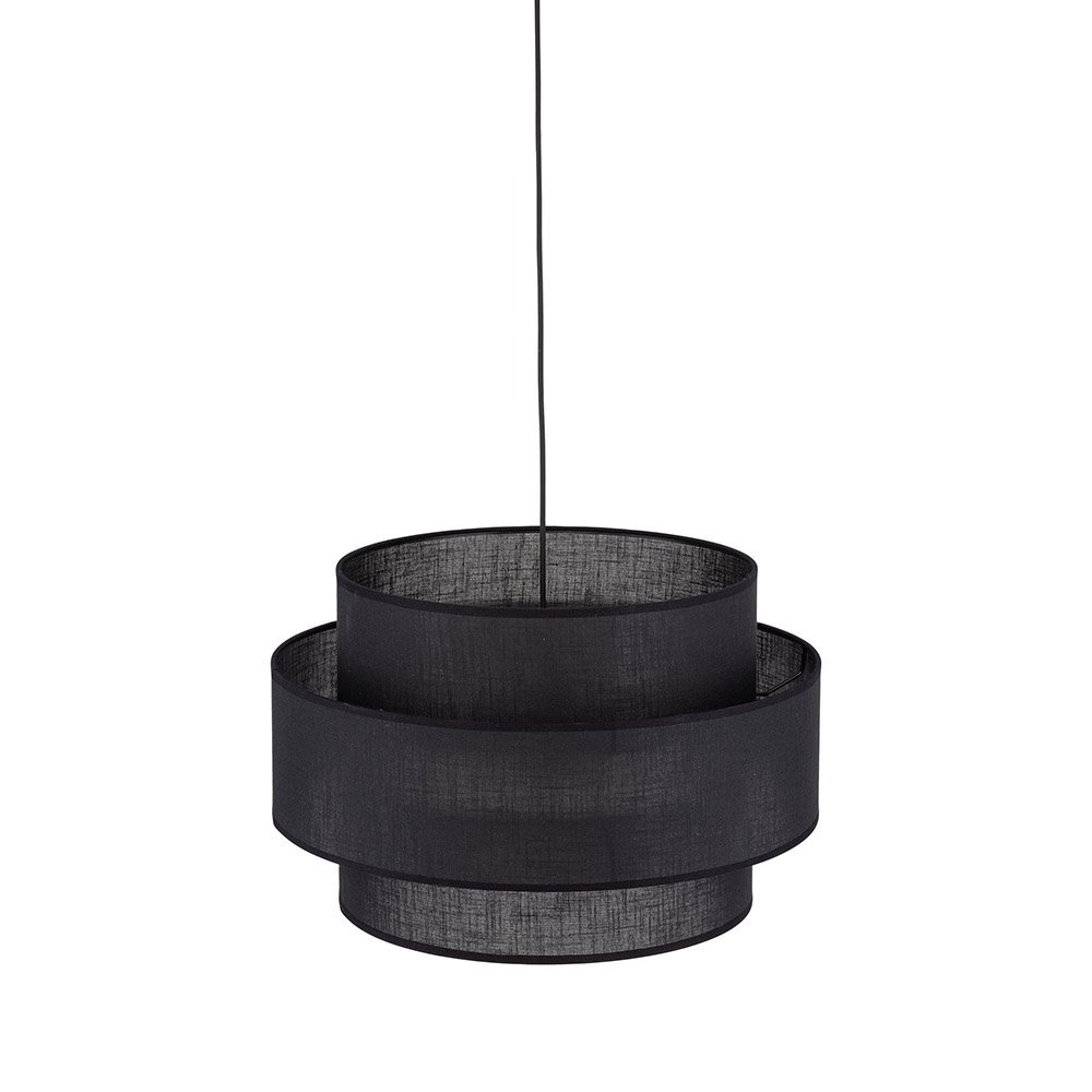 Czarna lampa wisząca o cylindrycznym kształcie z trzema poziomami, zawieszona na cienkim przewodzie. Materiał klosza jest półprzezroczysty, co pozwala na delikatne rozproszenie światła.