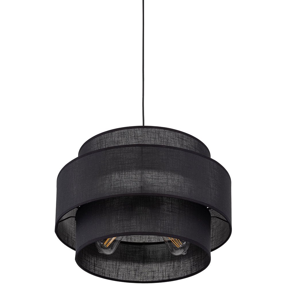 Czarna lampa wisząca z trzema żarówkami LED, posiadająca cylindryczny, tekstylny klosz z regulacją wysokości. Lampa jest zawieszona na cienkim przewodzie.