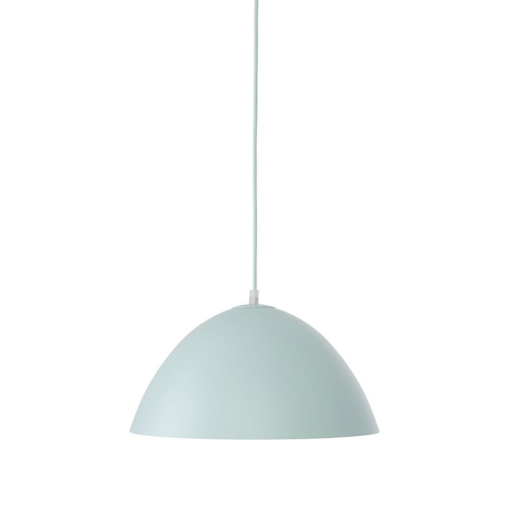 Na obrazie widoczna jest miętowa lampa wisząca z półkulistym kloszem. Lampa zawieszona jest na cienkim przewodzie.