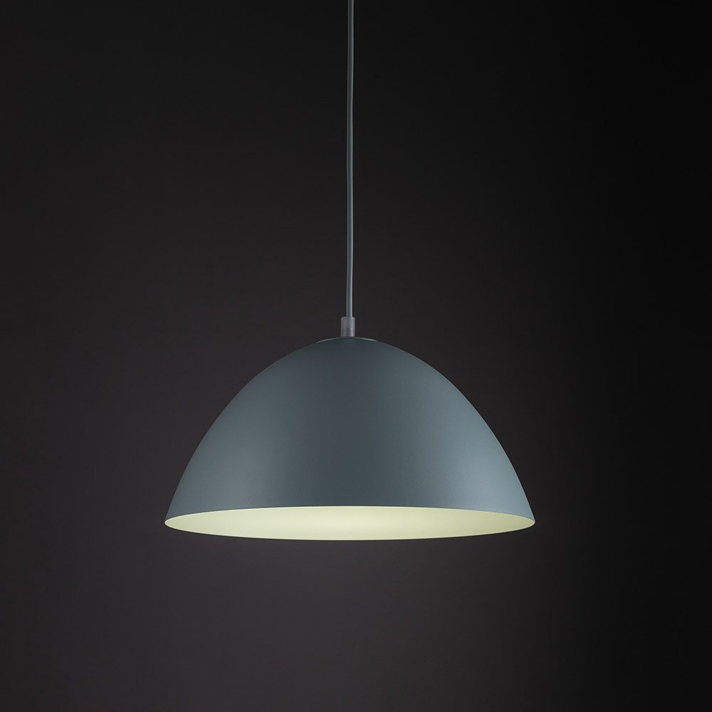 Na obrazie widoczna jest miętowa lampa wisząca z metalowym kloszem w kształcie półkuli. Lampa zawieszona jest na cienkim przewodzie, a tło jest ciemne.
