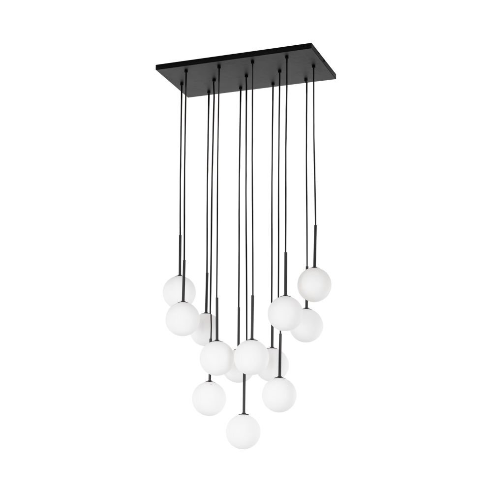 Lampa wisząca z trzynastoma białymi, kulistymi kloszami zawieszonymi na czarnych przewodach. Klosze są przymocowane do prostokątnej, czarnej podstawy sufitowej.