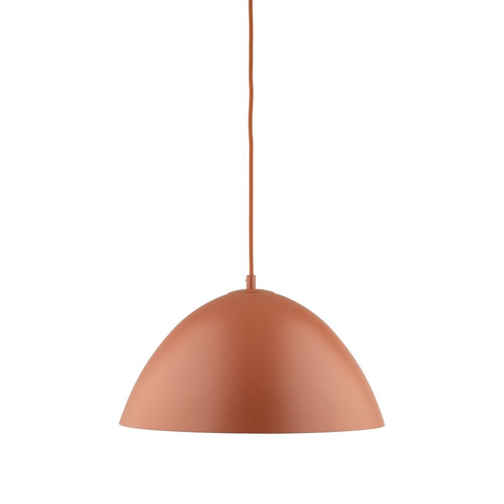 Lampa wisząca w kolorze ceglasto-pomarańczowym o półkulistym kształcie. Posiada przewód w tym samym kolorze, umożliwiający regulację wysokości.
