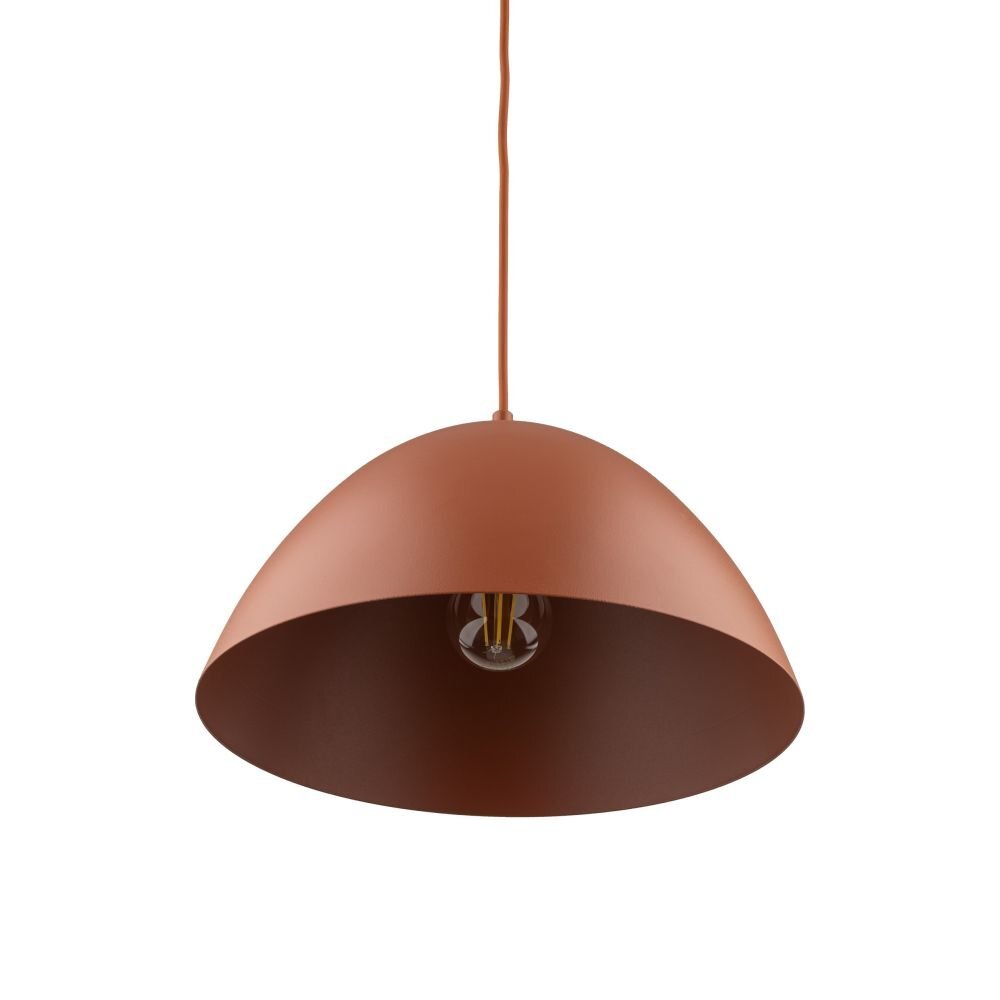 Lampa wisząca w kolorze ceglasto-pomarańczowym z metalowym kloszem o półkulistym kształcie. Wewnątrz widoczna jest żarówka zamocowana na przewodzie.