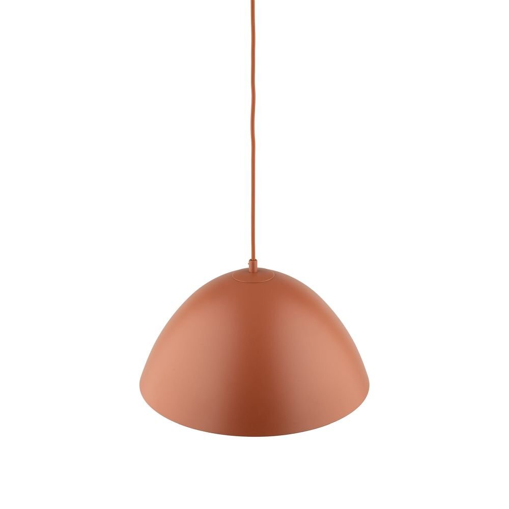 Na obrazie widoczna jest lampa wisząca w kolorze ceglasto-pomarańczowym o prostym, nowoczesnym designie. Lampa ma kształt półkuli i jest zawieszona na cienkim przewodzie.