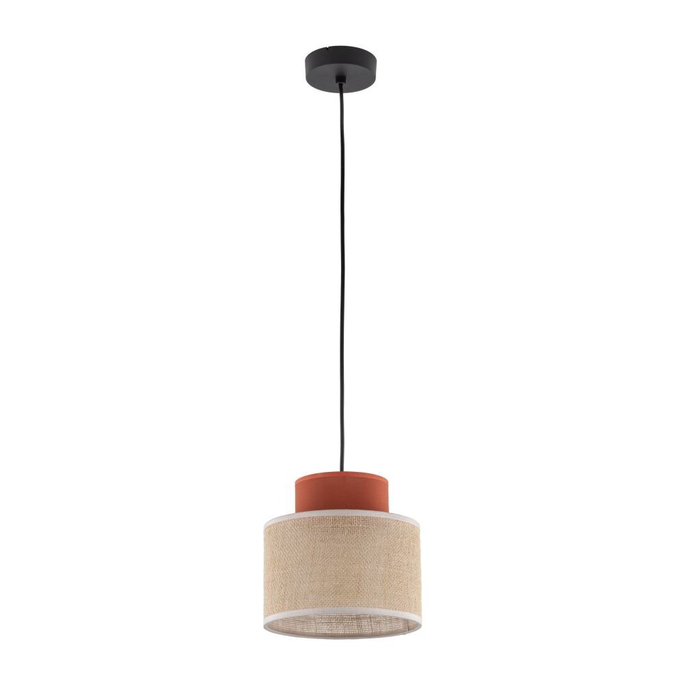 Lampa wisząca z czarnym przewodem i okrągłym, czarnym mocowaniem sufitowym. Klosz jest cylindryczny, wykonany z jasnego materiału przypominającego jutę, z czerwonym elementem na górze.