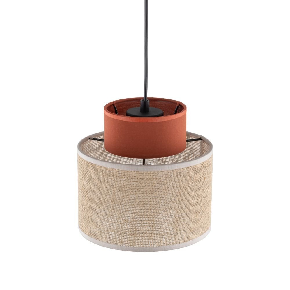 Lampa wisząca z czarnym przewodem, posiada klosz zewnętrzny z jasnej juty oraz wewnętrzny element w kolorze brązowym. Konstrukcja jest cylindryczna z metalowymi elementami wspierającymi.