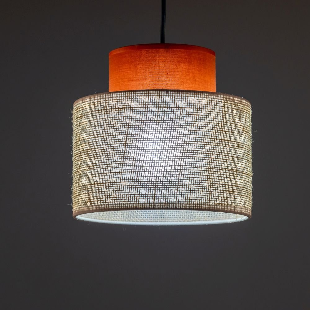 Lampa wisząca z cylindrycznym kloszem wykonanym z jasnej juty, z widoczną strukturą materiału. Nad kloszem znajduje się mniejszy, pomarańczowy element dekoracyjny.