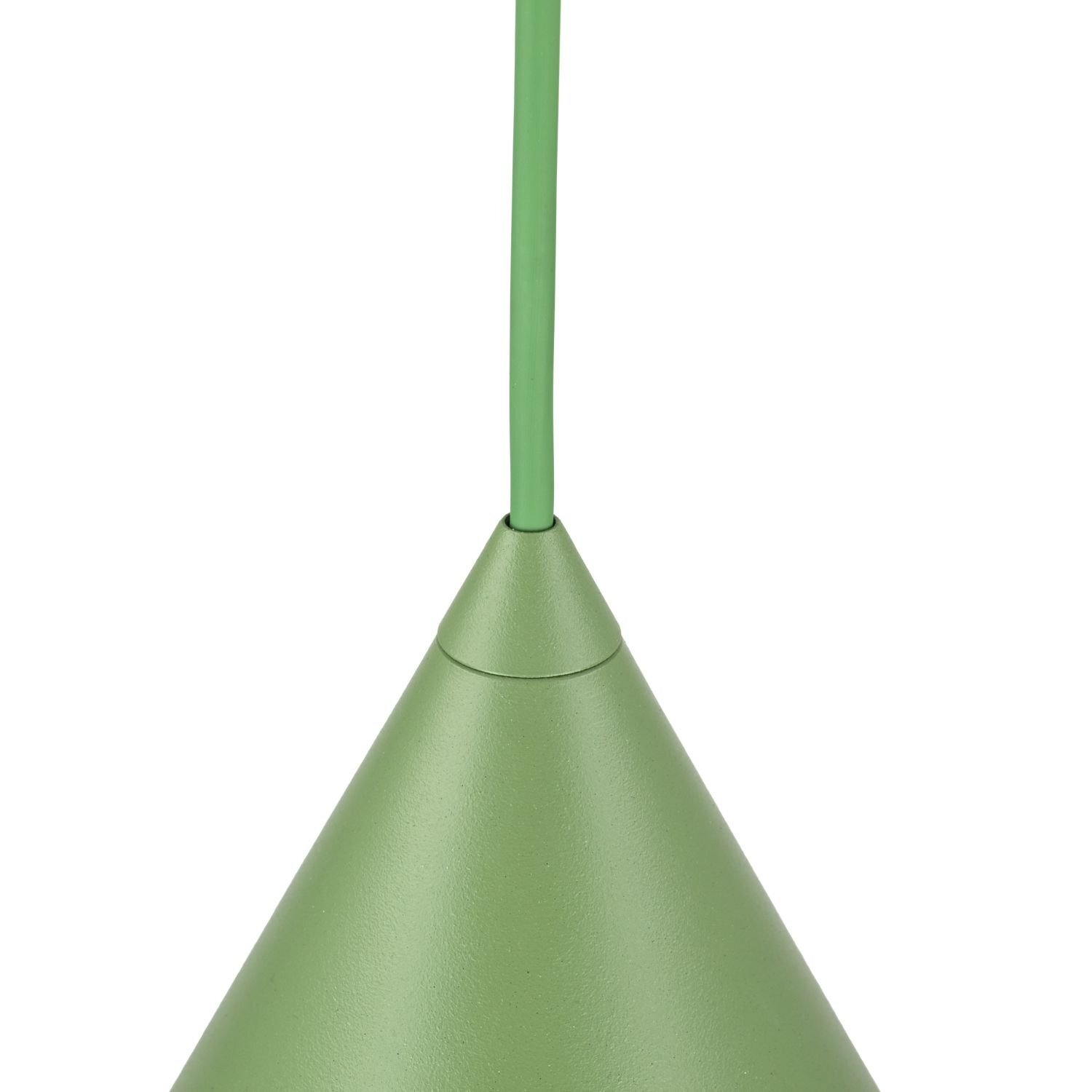Zielona lampa wisząca o stożkowym kształcie z widocznym przewodem w tym samym kolorze. Powierzchnia lampy jest gładka i matowa.