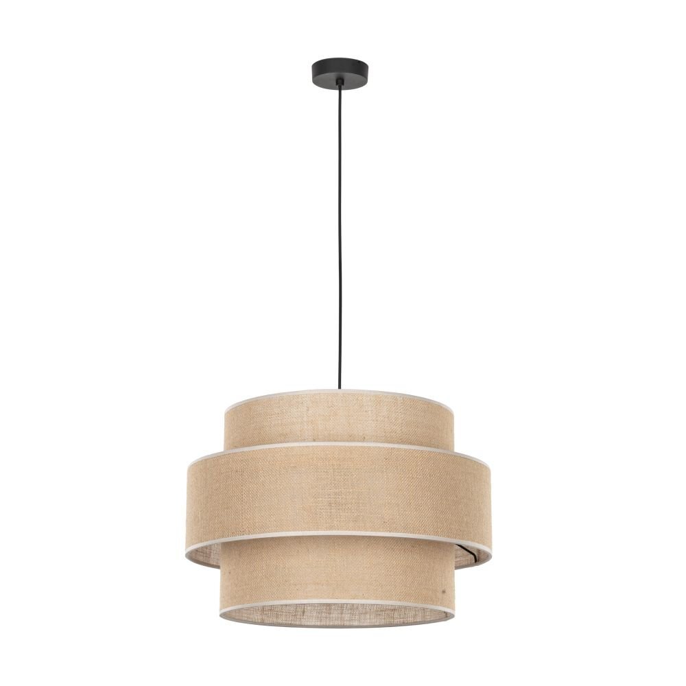 Lampa wisząca z jutowym kloszem w kształcie trzech nakładających się pierścieni, zawieszona na czarnym przewodzie. Element mocujący do sufitu jest okrągły i czarny.