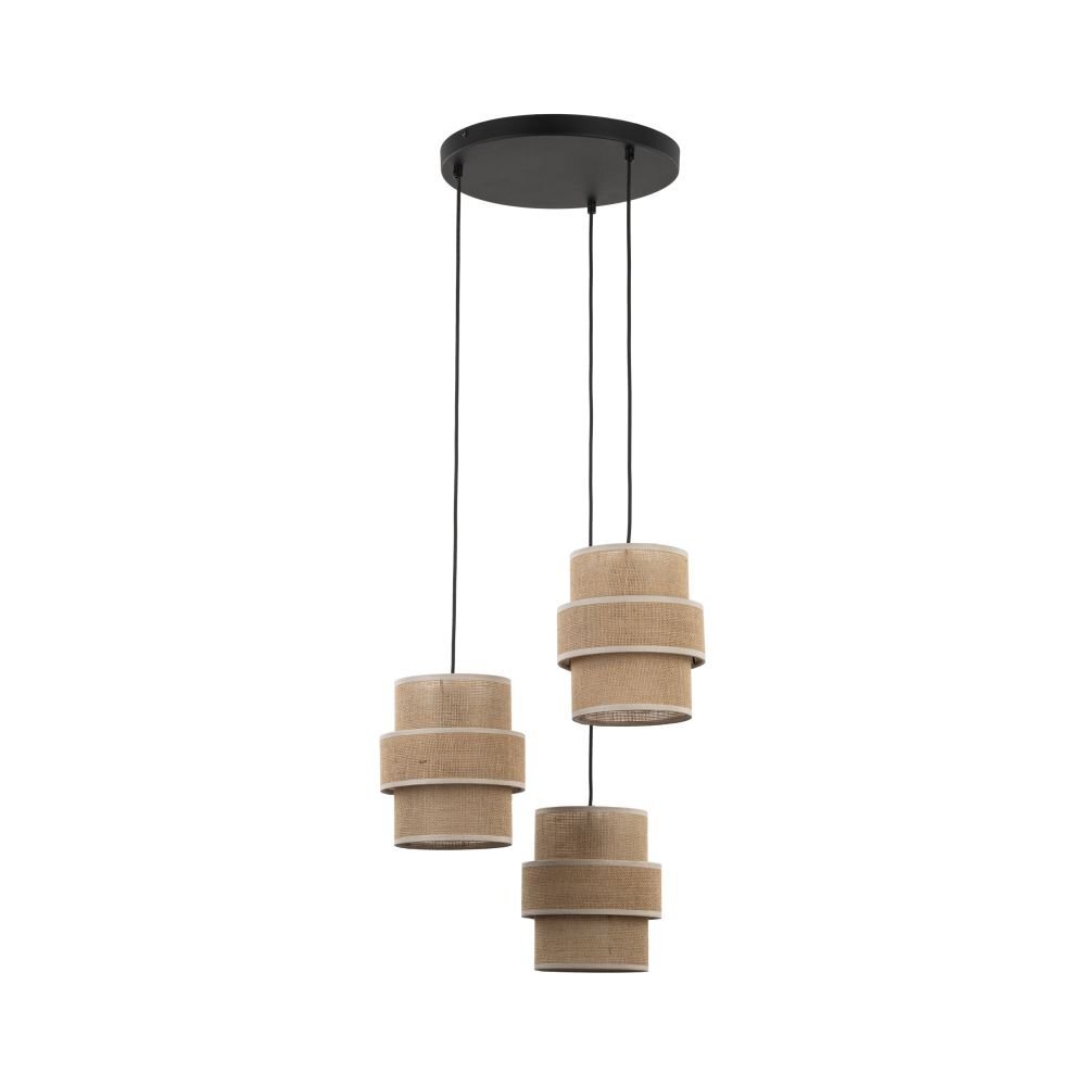 Na obrazie widoczna jest lampa wisząca z trzema kloszami wykonanymi z materiału w kolorze jutowym, zawieszonymi na czarnych przewodach. Klosze mają cylindryczny kształt i są zamocowane do okrągłej, czarnej podstawy sufitowej.