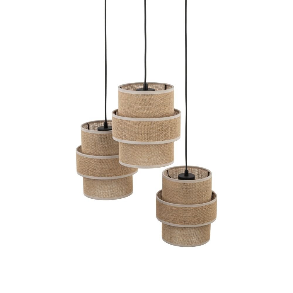 Trzy wiszące lampy z cylindrycznymi abażurami wykonanymi z jutowego materiału, zawieszone na czarnych przewodach. Każda lampa ma regulowaną wysokość i nowoczesny design.