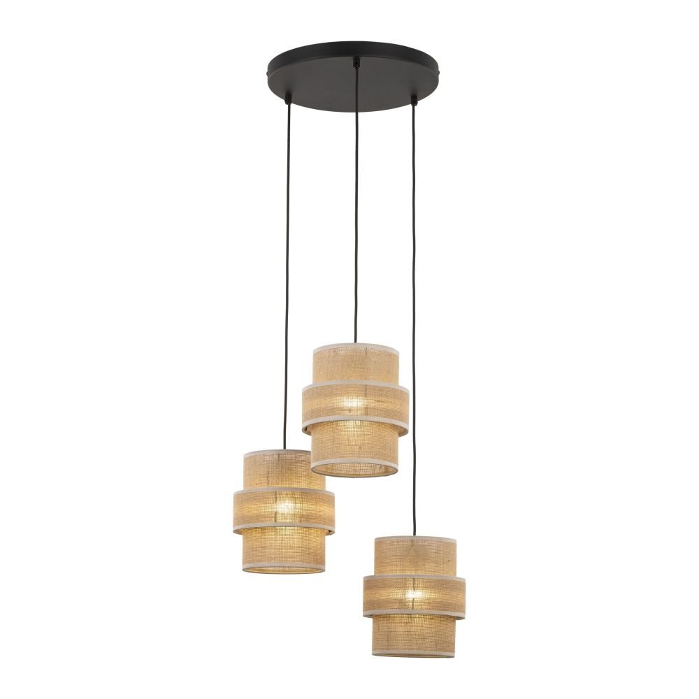 Lampa wisząca z trzema kloszami wykonanymi z jutowego materiału, zawieszona na czarnych przewodach. Klosze mają cylindryczny kształt z dekoracyjnymi pierścieniami, a całość jest zamocowana na okrągłej, czarnej podstawie sufitowej.
