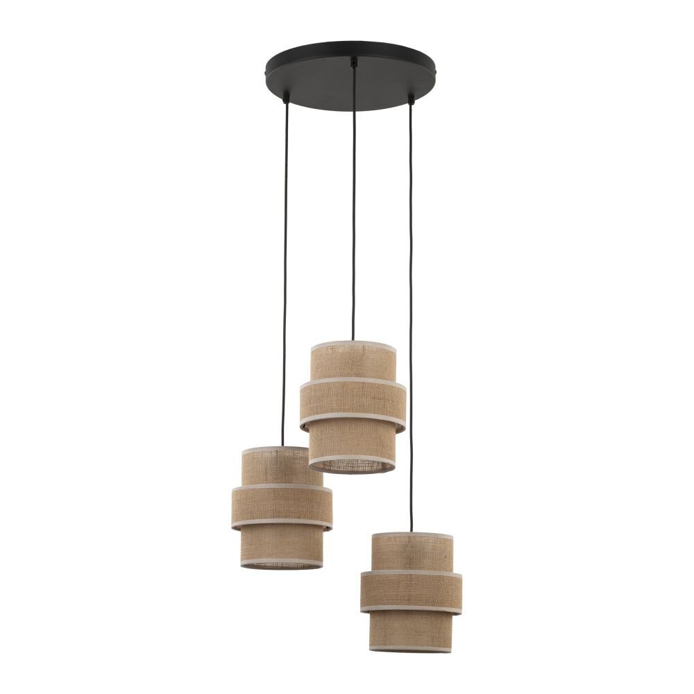 Lampa wisząca z trzema kloszami wykonanymi z jutowego materiału, zawieszona na czarnych przewodach. Klosze mają cylindryczny kształt i są zamocowane na okrągłej, czarnej podstawie sufitowej.
