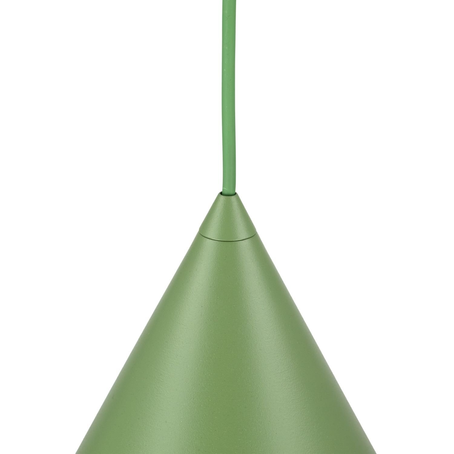 Zielona, stożkowa lampa wisząca z metalowym wykończeniem i przewodem w tym samym kolorze.