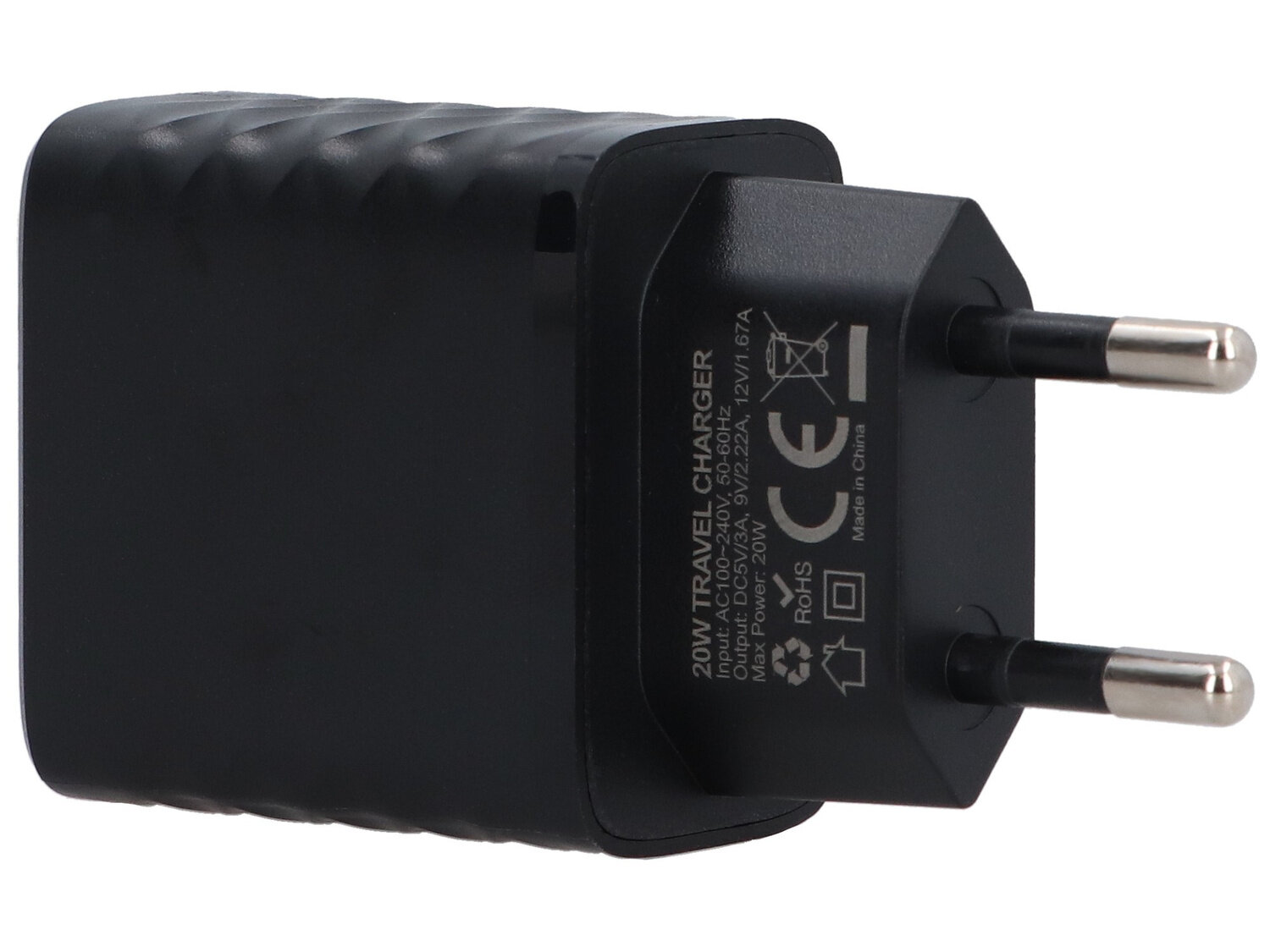 Czarna ładowarka sieciowa z dwoma metalowymi bolcami i widocznymi oznaczeniami technicznymi na obudowie. Tekst na ładowarce: \'20W TRAVEL CHARGER, Made in China, CE, RoHS\'.