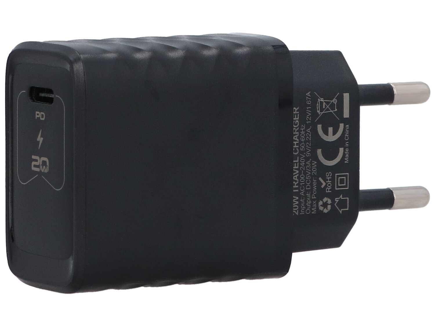 Czarna ładowarka sieciowa z wtyczką i portem USB-C, oznaczona jako PD 20W. Na obudowie widoczne są specyfikacje techniczne oraz symbole certyfikacyjne.