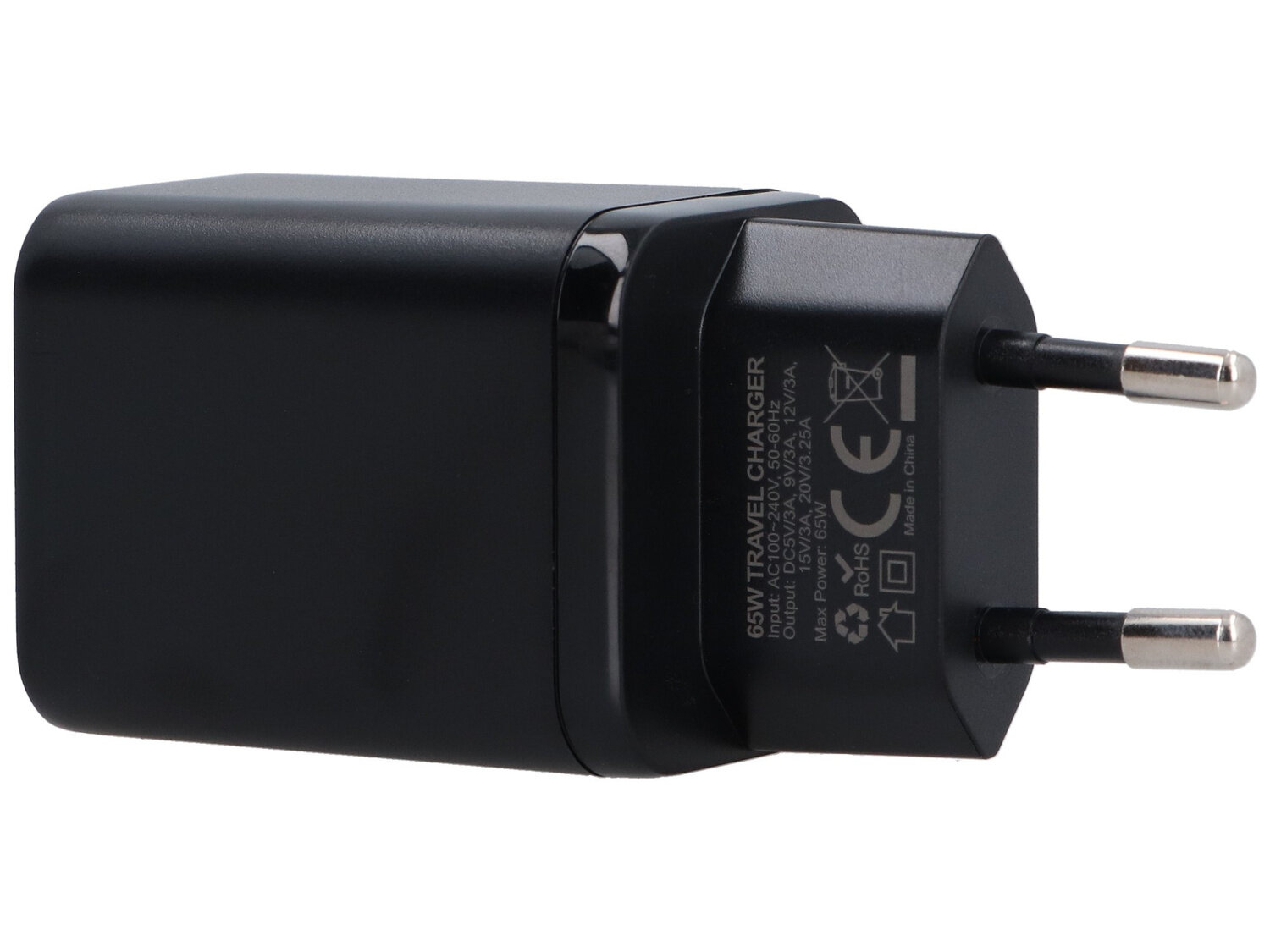 Czarna ładowarka sieciowa z dwoma metalowymi bolcami wtyczki. Na obudowie widoczny jest tekst: \'65W TRAVEL CHARGER\' oraz oznaczenia CE i inne symbole.