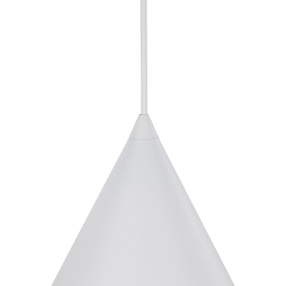 Biała lampa wisząca o stożkowym kształcie z metalowym kloszem. Widoczny jest przewód prowadzący do górnej części lampy.