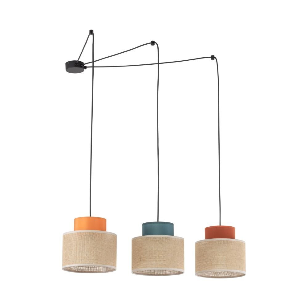 Lampa wisząca z trzema kloszami w kolorach pomarańczowym, niebieskim i czerwonym, z jutowym wykończeniem. Klosze są zawieszone na czarnych przewodach przymocowanych do czarnej podstawy sufitowej.